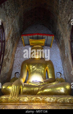 Ein goldener Buddha in einem alten Tempel auf dem Irrawaddy Fluss Banken. Bagan, Myanmar (Birma). Stockfoto