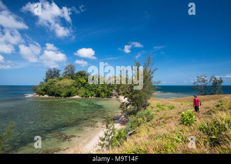 Menschen wandern auf einigen Hügeln, Kudat, Sabah, Malaysia, Borneo, Stockfoto