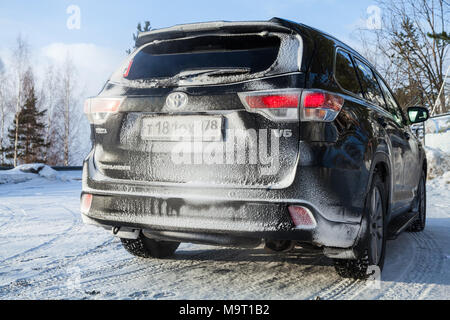 St. Petersburg, Russland - 25. Februar 2018: Schwarz Toyota Highlander Auto steht auf einer Straße im Winter, Rückansicht Stockfoto