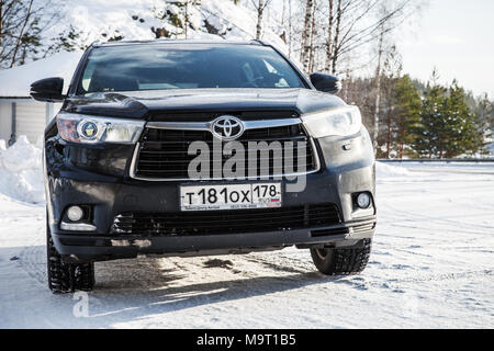 St. Petersburg, Russland - 25. Februar 2018: Schwarz Toyota Highlander Auto steht auf einer Straße im Winter, Vorderansicht Stockfoto