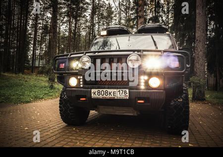 St. Petersburg, Russland - Oktober 8, 2017: Hummer H2 Auto steht auf ländlichen Parkplatz in der Russischen Landschaft, Nahaufnahme, Ansicht von vorne, Scheinwerfer eingeschaltet Stockfoto