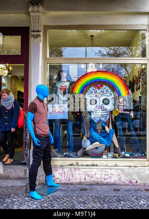 Berlin, Prenzlauerberg. Jimmy's Shop vertreibt trendige Kleidung. Bunte shop Exterieur mit Regenbogen, Schädel & blau Mannequin Stockfoto
