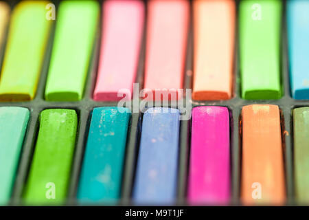 Close up Bunte Kreiden in einer Vielzahl von Farben in Fach angeordnet Stockfoto