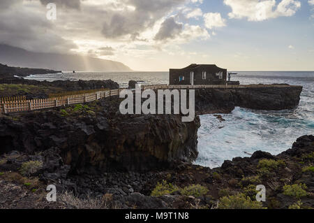 Panoramablick von Punta Grande Hotel, das kleinste Hotel in der Welt, und die Klippen der Insel El Hierro (Kanarische Inseln, Spanien) Stockfoto