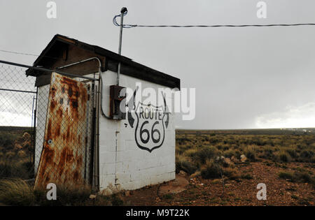 Eine verlassene Hütte steht in buschland an zwei Gewehre, Arizona, einmal eine beliebte touristische Anschlag entlang der Route 66. Interstate 40 gibt die Website heute. Stockfoto