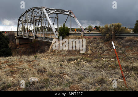 Die historische Walnut Canyon Bridge, nun für den Verkehr gesperrt, die alte Route 66 in der Nähe von Winona, Arizona. Die Parker durch truss Bridge wurde 1924 gebaut. Stockfoto