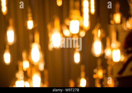 Glühbirnen waren mit schönen mit Licht von Bokeh eine Glühbirne, viele schön aufgehängt. Stockfoto