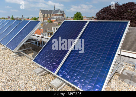 Energie mit Solarzellen auf dem Dach in der niederländischen Stadt Leiden. Stockfoto