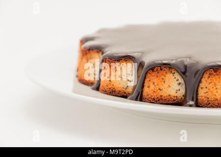 Eine halbe Kuchen der Manga mit Schokolade in einem Blech abgedeckt auf einem weißen Hintergrund auf der rechten Seite. Isoliert. Stockfoto
