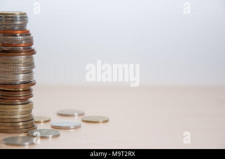 Ein Stapel von Münzen verschiedener Länder, Farbe, die Würde und die Größe auf der linken Seite am Rand des Bildes. Stockfoto