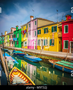 Insel Burano in der Lagune von Venedig mit seinen bunt bemalten Häusern. Stockfoto