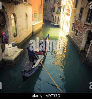 Eine Hochzeit eine romantische Gondelfahrt in Venedig. Stockfoto