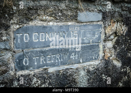 Zeichen, die Richtung zu Conway und Trefriw in Betws-Y-Coed, Snowdonia, North Wales, UK Stockfoto