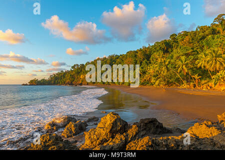 Sonnenuntergang am Pazifischen Ozean und tropischen Regenwald von Corcovado Nationalpark in Costa Rica, Mittelamerika. Stockfoto