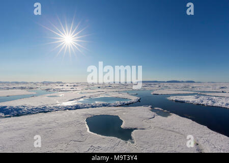 Mitternachtssonne über das Arktische Meer mit treibenden Eisschollen, nördlich des Polarkreises auf Nordaustlandet, Svalbard/Spitzbergen, Norwegen Stockfoto