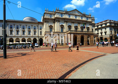 Mailand, Lombardei/Italien - 2011/12/04: Mailand Altstadt - Teatro alla Scala Opernhaus La Scala Gebäude an der Piazza della Scala Stockfoto