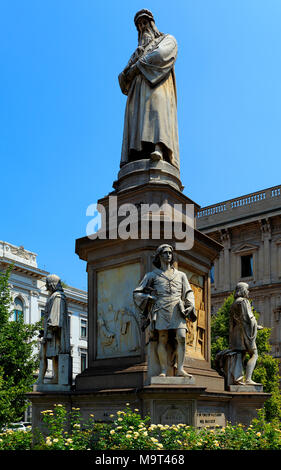 Mailand, Lombardei/Italien - 2011/12/04: Mailand Altstadt - Statue des Leonardo da Vinci vor dem Teatro alla Scala - Oper La Scala buil Stockfoto