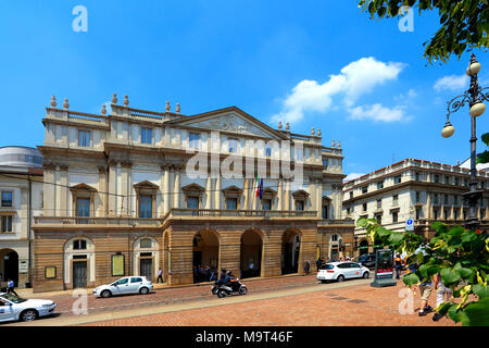 Mailand, Lombardei/Italien - 2011/12/04: Mailand Altstadt - Teatro alla Scala Opernhaus La Scala Gebäude an der Piazza della Scala Stockfoto