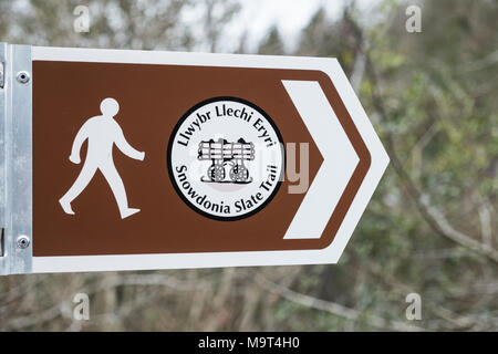 Snowdonia Schiefer Wanderweg Wegweiser in Betws-Y-Coed, Snowdonia, North Wales. Stockfoto