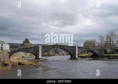 Pont Fawr, eine schmale drei Bogen Steinbrücke in der walisischen Stadt Arlington, North Wales, UK Stockfoto