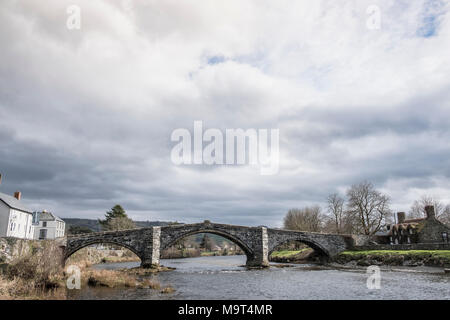 Pont Fawr, eine schmale drei Bogen Steinbrücke in der walisischen Stadt Arlington, North Wales, UK Stockfoto