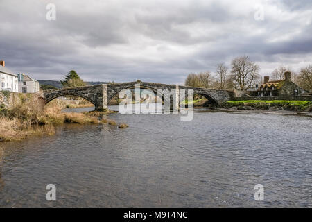 Pont Fawr, eine schmale drei Bogen Steinbrücke in der walisischen Stadt Arlington, North Wales, UK Stockfoto