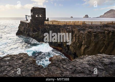 Punta Grande Hotel, das kleinste Hotel der Welt, und Roques de Salmor Inselchen im Hintergrund (El Hierro, Kanarische Inseln, Atlantik, Spanien) Stockfoto