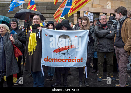 Unterstützer von Clara Ponsati der ehemalige katalanische Bildungsminister außerhalb des Sheriff Court in Edinburgh, 28. März, 2018. Stockfoto