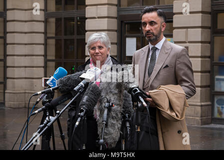 Clara Ponsati, ex-katalanischen Bildungsminister, mit Ihrem Anwalt Aamer Anwar nach auf Kaution in Edinburgh Sheriff Court, 28. März 2018. Stockfoto