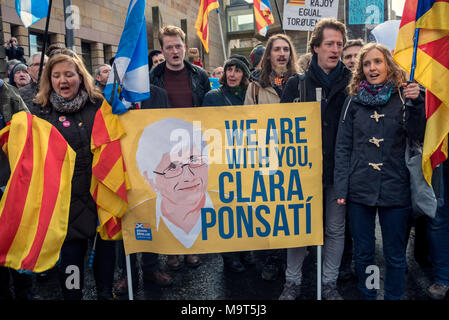 Unterstützer von Clara Ponsati der ehemalige katalanische Bildungsminister außerhalb des Sheriff Court in Edinburgh, 28. März, 2018. Stockfoto