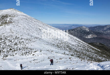 Wanderer aus Richtung Süden entlang der Appalachian Trail (Franken Ridge Trail) im New Hampshire White Mountains während der Wintermonate. Stockfoto