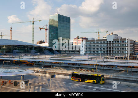 Der NS-hea Viertel, Plattformen von Utrecht Centraal Bahnhof und der Busbahnhof mit einem Bus zu verlassen, um an einem sonnigen Tag. Utrecht, Niederlande. Stockfoto