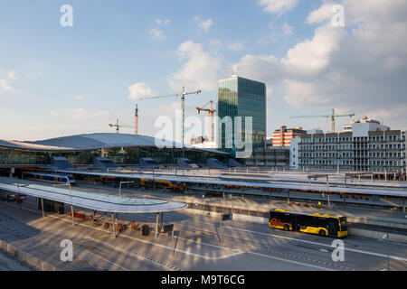 Der NS-hea Viertel, Plattformen von Utrecht Centraal Bahnhof und der Busbahnhof mit einem Bus zu verlassen, um an einem sonnigen Tag. Utrecht, Niederlande. Stockfoto