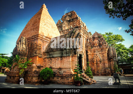 Die Türme von Po Nagar in der Nähe von Nha Trang, Vietnam. Die Türme wurden durch die Cham Zivilisation Stockfoto