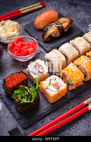 Sushi und Roll auf schwarz Tabelle einstellen Stockfoto