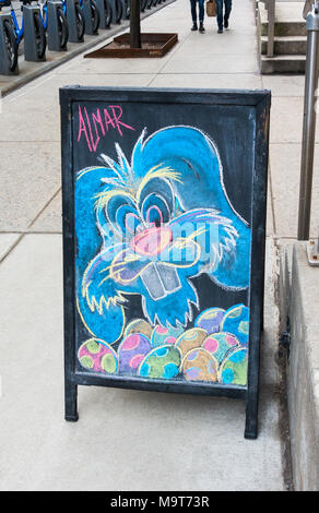 Osterhase auf Falten Straßenschild vor der Al Mar italienischen Restaurant in Dumbo Brooklyn Stockfoto