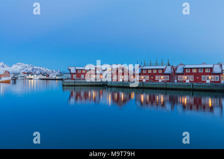 Rorbuer sind in der Dämmerung in den ruhigen Gewässern im Fischerdorf Leknes, Lofoten wider. Stockfoto
