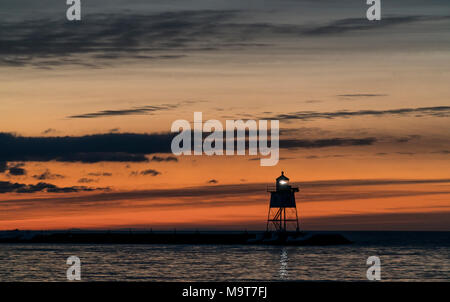 Sonnenaufgang über den Lake Superior am Leuchtturm in Grand Marais, Minnesota. Stockfoto