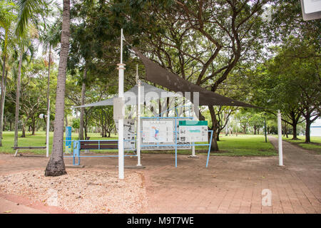 Darwin, Northern Territory, Australia-February 6,2018: Informationen, Karten und historischen Zeichen an Bicentennial Park in Darwin, Australien Stockfoto