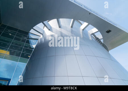 STUTTGART, DEUTSCHLAND - 13. SEPTEMBER 2017; von Außen architektonisch modernen Mercedes Museum der Geschichte des Automobils manufacter in der Stadt. Stockfoto