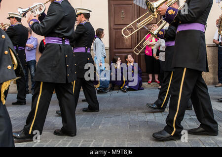 Illustre Bußweg der Bruderschaft und der Brüderlichkeit der Büßer Unseres Herrn Jesus über den Ablauf des Arguijuela und unsere Mutter und Herrin der Gnade und Hoffnung in Cáceres. Stockfoto