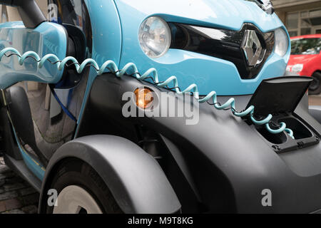 STUTTGART, DEUTSCHLAND - 12. SEPTEMBER 2017; helles Blau und Schwarz Micro-Auto Renault Twizy Aufladen auf Stadt Straße in mit ausziehbarem Kabel eingesteckt Stockfoto