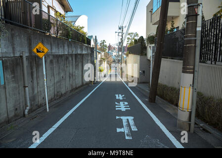 Steigung der Stadt in Tokio, die Bedeutung der Buchstaben auf den Boden geschrieben. Stockfoto