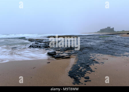 Bamburgh Castle an der Küste von Northumberland. Stockfoto