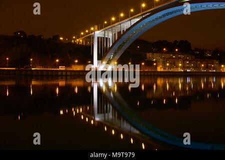 Ponte da Arrábida sobre o Rio Douro ligando o Porto a Vila Nova de Gaia Stockfoto