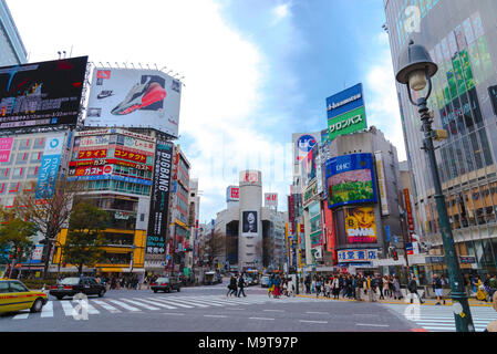 Fußgänger an zebrastreifen Stadtteil Shibuya in Tokio, Japan. Shibuya Crossing ist einer der verkehrsreichsten Fussgängerstreifen in der Welt. Stockfoto