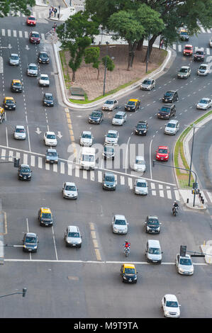 Luftbild vom Verkehr auf der breiten Avenida 9 de Julio im Zentrum der Stadt Buenos Aires, Argentinien Stockfoto