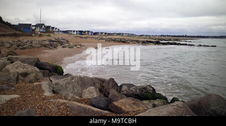 Britains teuerste Holzhütten am Mudeford Spucken in Christchurch, Dorset ohne fließendes Wasser, Strom oder Wc Stockfoto