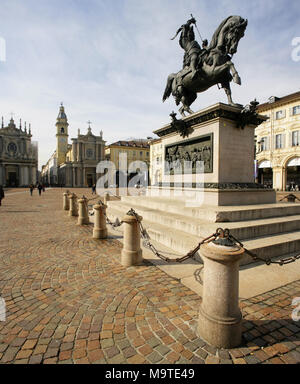 Denkmal für Emanuele Filiberto, Piazza San Carlo, Turin, Itay mit der Chiesa di San Carlo Borromeo im Hintergrund. Stockfoto