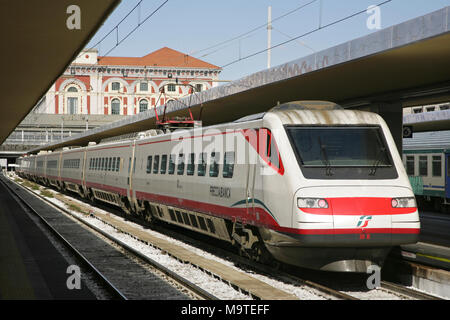 Italienische Bahn ETR 460 Frecciabianca pendolino (Kippen) High speed am Bahnhof Torino Porta Nuova Bahnhof warten. Stockfoto